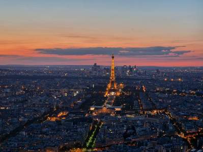 Ausblick über ganz Paris bei Sonnenuntergang mit Blick auf den beleuchteten Eifelturm
